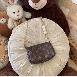 Louis Vuitton mini pochette accessoires